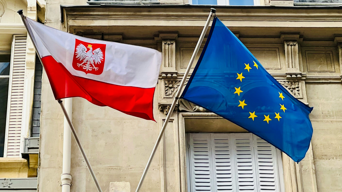 Abogada explicando el procedimiento para solicitar un permiso de residencia temporal en Polonia tras los cambios introducidos el 27 de abril de 2026.